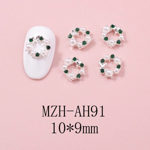 Détails macro des breloques à ongles couronne de Noël avec perles et strass verts