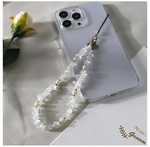 Détail du cordon de téléphone avec pierres concassées blanches naturelles et perles nacrées