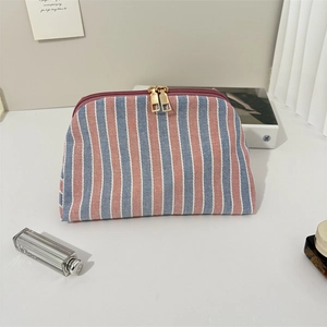 Borsa cosmetica in tela a righe rosa con cerniere dorate in stile minimalista