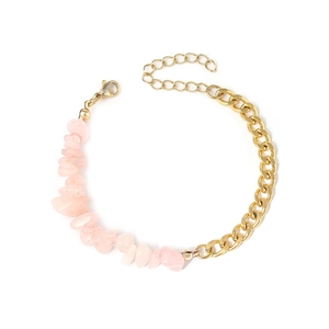 Détail du bracelet en pierres roses et chaîne gourmette en acier doré avec fermoir mousqueton