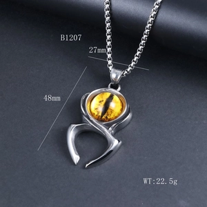 Détail du pendentif œil de démon punk avec texture d'œil jaune et monture en griffes