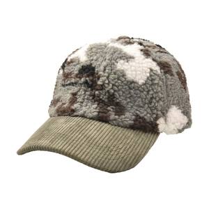 Gedetailleerd overzicht van de camouflagevliestextuur en de groene corduroy rand