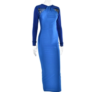 Détail de la robe longue bleue avec patchwork en maille et col licou sophistiqué