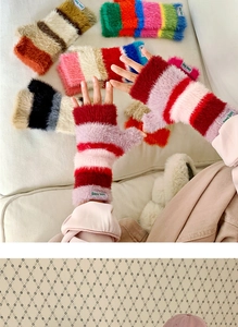 Détail de gants sans doigts en peluche rayée rose avec texture douce en fausse fourrure