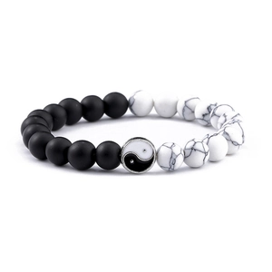 Detailansicht des Yin Yang Armbands mit matten schwarzen und weißen Marmorperlen