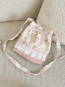 Sac bandoulière floral à cordon avec dentelle en cœur et style champêtre doux