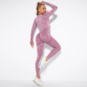 Detail von pflaumenfarbenem Acid-Wash Yoga-Set mit Po-Push-Up und Rippstrick-Leggings