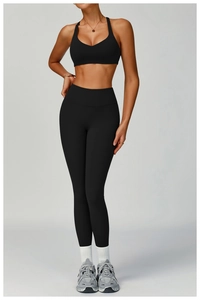 Vue d'ensemble d'un ensemble brassière de sport noire et legging de yoga taille haute