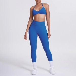 Dettaglio del reggiseno sportivo blu con scollo all'americana e leggings yoga