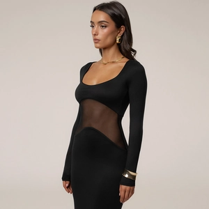 Détail de la taille en mesh transparent sur une robe moulante noire à manches longues chic