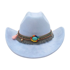 Detail eines hellblauen Filz-Cowboyhutes mit Ethno-Perlenband und Türkis-Stein
