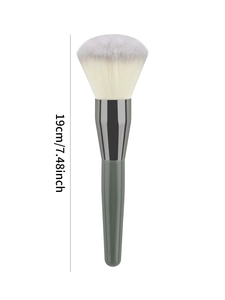Detail showing soft gradient bristles and 19cm dimensions of the large powder brush
