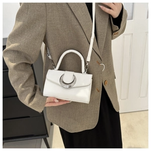 Détail du sac à main blanc en cuir PU avec boucle métallique argentée élégante