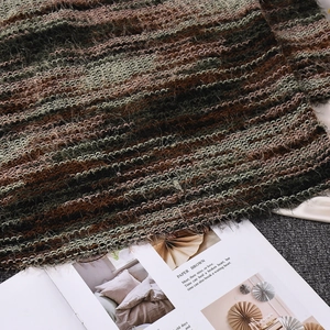 Macro dettaglio della trama del tessuto a maglia a righe multicolore oliva, marrone e grigio