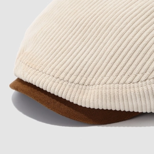 Detail van corduroy textuur en stiksels op de tweekleurige verstelbare baret voor kids