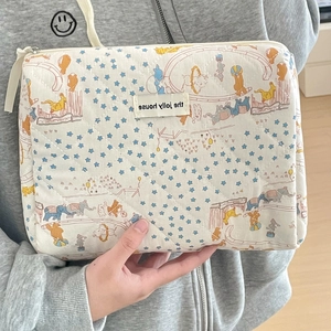 Trousse à maquillage matelassée en coton avec imprimé cirque et étoiles à la main