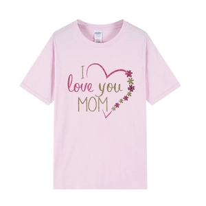 T-shirt rose fête des mères avec motif I love you MOM et cœur sur fond blanc