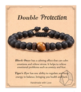 Détail du bracelet perlé fait main avec onyx noir et oeil de tigre sur carte info