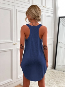 Vue arrière d'une robe moulante bleue sans manches avec un ourlet arrondi chic