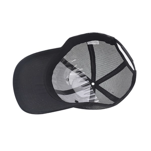 Dettaglio interno del cappellino nero con retro in rete traspirante e tessuto in cotone