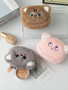 Simpatici borsellini in peluche ricamati in marrone, rosa e grigio su tavolo bianco