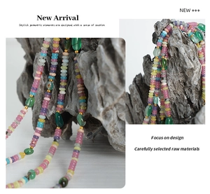 Détail du collier de perles en agate verte naturelle et perles colorées sur un rocher