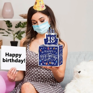 Caja de dinero azul 18 cumpleaños con diseño de pastel y modelo con una tarjeta