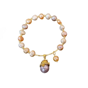 Bracelet élégant en perles avec pendentif chat doré et accents de zircon colorés