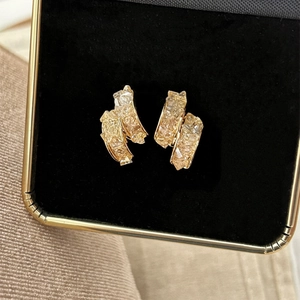 Vue détaillée de boucles d'oreilles en plaqué or 14 carats avec cristaux de champagne.
