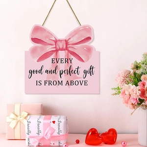 Panneau de porte en bois avec nœud rose et texte Every Good and Perfect Gift