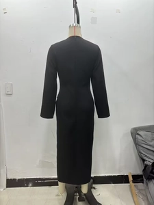 Détail de la robe midi noire avec coupe ajustée et fermeture éclair discrète au dos