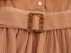 Detail der hellbraunen gestreiften Bluse mit Laternenärmeln und Taillengürtel mit Schnalle