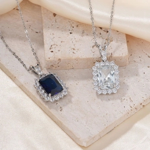 Collier en argent élégant avec pierres précieuses carrées bleues et claires et zircons