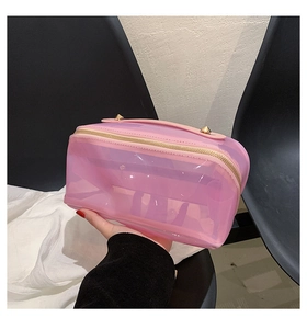 Detailansicht der rosa transparenten PVC-Kosmetiktasche mit Goldnieten und Tragegriff