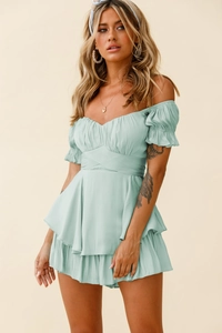 Schulterfreies gestuftes minzgrünes Kleid mit Volantärmeln und elastischer Taille