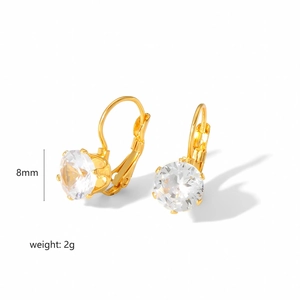 Vue détaillée des boucles d'oreilles dorées avec gemme de 8mm et un poids de 2g