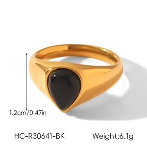 Nahaufnahme eines Vintage-Edelstahlrings mit schwarzem Tropfenstein und Abmessungen