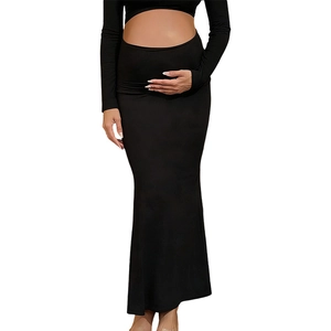 Jupe longue de maternité noire ajustée à taille haute, tissu extensible pour mères