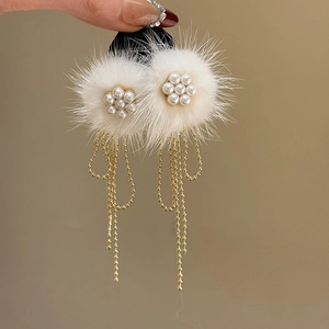 Elegante weiße Pelzball-Blumenohrringe mit Perlenquaste und Goldketten auf Silbernadeln