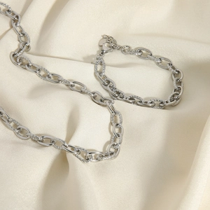 Set collana e bracciale minimalisti in acciaio inossidabile con anelli testurizzati su seta