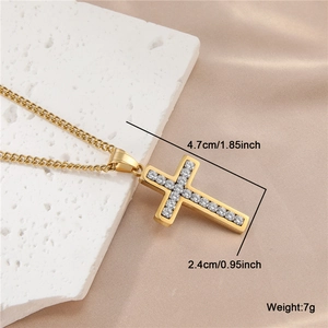 Détails du collier croix en acier doré avec dimensions de 4,7 cm et un poids de 7 g