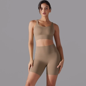 Dettaglio di pantaloncini sportivi a vita alta senza cuciture e reggiseno sportivo