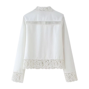 Vue arrière d'une chemise blanche à manches longues avec détails de dentelle élégante