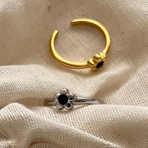 Minimalist S925 sterling silver flower rings with black stone in gold and silver finishes