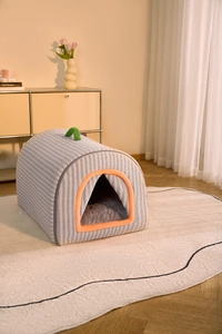Detalle de una casa cálida de felpa gris para mascotas con interior acogedor y textura