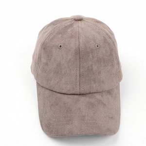 Vue détaillée de la casquette de baseball en daim marron montrant la texture et la visière courbée