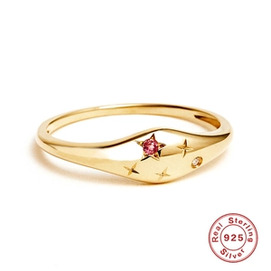 Detailansicht eines S925 Sterlingsilber Goldrings mit rosa Stern-Edelstein und Gravuren