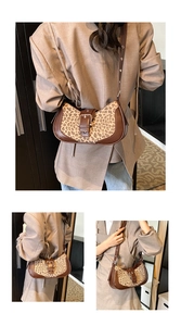 Sac à bandoulière léopard tendance avec finitions en cuir marron et sangles à boucle