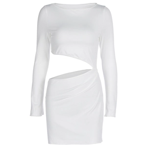 Dettaglio di un vestito bianco a maniche lunghe con taglio in vita e tessuto a coste lisce