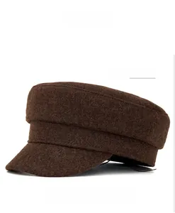 Gros plan d'une casquette gavroche marron café en cachemire mélangé à sommet plat